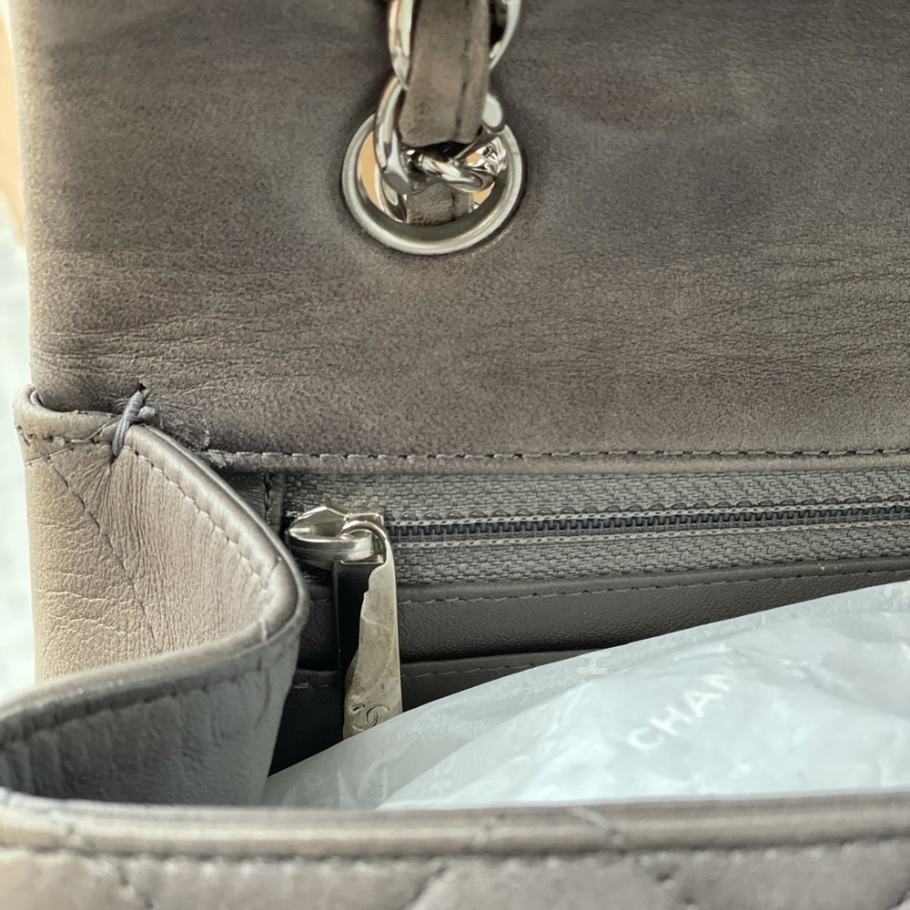 Authentic Chanel Maxi - Picture 7 of 13